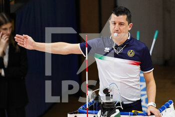 2023-03-19 - First referee (Valsa Group Modena)(Gas Sales Bluenergy Piacenza) In action during the match of Gara 1 Playoff Scudetto SuperLega championship season 22/23 at Palapanini in Modena (Italy) on 19th of March 2023 - PLAY OFF - VALSA GROUP MODENA VS GAS SALES BLUENERGY PIACENZA - SUPERLEAGUE SERIE A - VOLLEYBALL