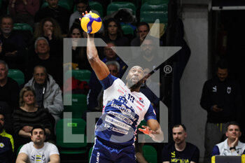 2023-03-19 - Simon Aties (Valsa Group Modena)(Gas Sales Bluenergy Piacenza) In action during the match of Gara 1 Playoff Scudetto SuperLega championship season 22/23 at Palapanini in Modena (Italy) on 19th of March 2023 - PLAY OFF - VALSA GROUP MODENA VS GAS SALES BLUENERGY PIACENZA - SUPERLEAGUE SERIE A - VOLLEYBALL