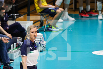 2023-03-19 - Second referee (Valsa Group Modena)(Gas Sales Bluenergy Piacenza) In action during the match of Gara 1 Playoff Scudetto SuperLega championship season 22/23 at Palapanini in Modena (Italy) on 19th of March 2023 - PLAY OFF - VALSA GROUP MODENA VS GAS SALES BLUENERGY PIACENZA - SUPERLEAGUE SERIE A - VOLLEYBALL