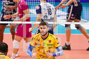 2023-03-19 - Bruno Mossa De Rezende (Valsa Group Modena)(Gas Sales Bluenergy Piacenza) In action during the match of Gara 1 Playoff Scudetto SuperLega championship season 22/23 at Palapanini in Modena (Italy) on 19th of March 2023 - PLAY OFF - VALSA GROUP MODENA VS GAS SALES BLUENERGY PIACENZA - SUPERLEAGUE SERIE A - VOLLEYBALL