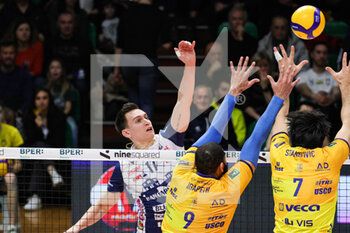 2023-03-19 - Romanò Yuri (Valsa Group Modena)(Gas Sales Bluenergy Piacenza) In action during the match of Gara 1 Playoff Scudetto SuperLega championship season 22/23 at Palapanini in Modena (Italy) on 19th of March 2023 - PLAY OFF - VALSA GROUP MODENA VS GAS SALES BLUENERGY PIACENZA - SUPERLEAGUE SERIE A - VOLLEYBALL