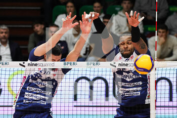 2023-03-19 - Leal Yoandy and (Valsa Group Modena)(Gas Sales Bluenergy Piacenza) In action during the match of Gara 1 Playoff Scudetto SuperLega championship season 22/23 at Palapanini in Modena (Italy) on 19th of March 2023 - PLAY OFF - VALSA GROUP MODENA VS GAS SALES BLUENERGY PIACENZA - SUPERLEAGUE SERIE A - VOLLEYBALL