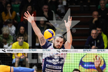 2023-03-19 - Brizard Antoine (Valsa Group Modena)(Gas Sales Bluenergy Piacenza) In action during the match of Gara 1 Playoff Scudetto SuperLega championship season 22/23 at Palapanini in Modena (Italy) on 19th of March 2023 - PLAY OFF - VALSA GROUP MODENA VS GAS SALES BLUENERGY PIACENZA - SUPERLEAGUE SERIE A - VOLLEYBALL