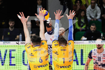 2023-03-19 - Leal Yoandy and Giovanni Sanguinetti (Valsa Group Modena)(Gas Sales Bluenergy Piacenza) In action during the match of Gara 1 Playoff Scudetto SuperLega championship season 22/23 at Palapanini in Modena (Italy) on 19th of March 2023 - PLAY OFF - VALSA GROUP MODENA VS GAS SALES BLUENERGY PIACENZA - SUPERLEAGUE SERIE A - VOLLEYBALL