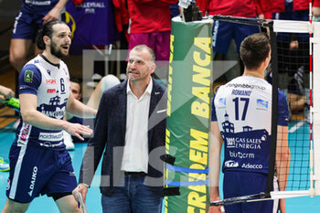 2023-03-19 - Massimo Botti (Valsa Group Modena)(Gas Sales Bluenergy Piacenza) In action during the match of Gara 1 Playoff Scudetto SuperLega championship season 22/23 at Palapanini in Modena (Italy) on 19th of March 2023 - PLAY OFF - VALSA GROUP MODENA VS GAS SALES BLUENERGY PIACENZA - SUPERLEAGUE SERIE A - VOLLEYBALL