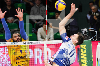 2023-03-19 - Romanò Yuri and Earvin Ngapeth (Valsa Group Modena)(Gas Sales Bluenergy Piacenza) In action during the match of Gara 1 Playoff Scudetto SuperLega championship season 22/23 at Palapanini in Modena (Italy) on 19th of March 2023  - PLAY OFF - VALSA GROUP MODENA VS GAS SALES BLUENERGY PIACENZA - SUPERLEAGUE SERIE A - VOLLEYBALL