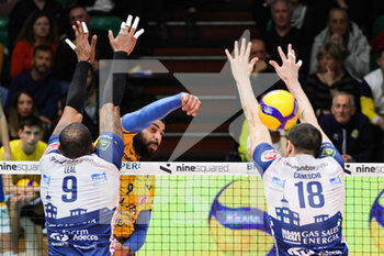 2023-03-19 - Earvin Ngapeth (Valsa Group Modena)(Gas Sales Bluenergy Piacenza) In action during the match of Gara 1 Playoff Scudetto SuperLega championship season 22/23 at Palapanini in Modena (Italy) on 19th of March 2023 - PLAY OFF - VALSA GROUP MODENA VS GAS SALES BLUENERGY PIACENZA - SUPERLEAGUE SERIE A - VOLLEYBALL