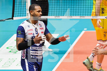 2023-03-19 - Leal Yoandy (Valsa Group Modena)(Gas Sales Bluenergy Piacenza) In action during the match of Gara 1 Playoff Scudetto SuperLega championship season 22/23 at Palapanini in Modena (Italy) on 19th of March 2023 - PLAY OFF - VALSA GROUP MODENA VS GAS SALES BLUENERGY PIACENZA - SUPERLEAGUE SERIE A - VOLLEYBALL