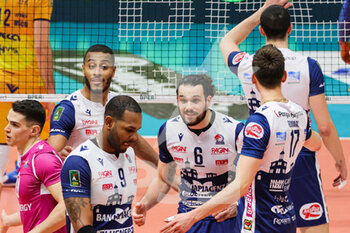 2023-03-19 - Team Piacenza (Valsa Group Modena)(Gas Sales Bluenergy Piacenza) In action during the match of Gara 1 Playoff Scudetto SuperLega championship season 22/23 at Palapanini in Modena (Italy) on 19th of March 2023 - PLAY OFF - VALSA GROUP MODENA VS GAS SALES BLUENERGY PIACENZA - SUPERLEAGUE SERIE A - VOLLEYBALL