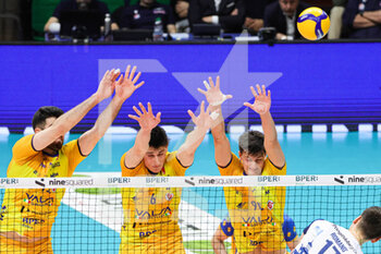 2023-03-19 - Block Modena (Valsa Group Modena)(Gas Sales Bluenergy Piacenza) In action during the match of Gara 1 Playoff Scudetto SuperLega championship season 22/23 at Palapanini in Modena (Italy) on 19th of March 2023 - PLAY OFF - VALSA GROUP MODENA VS GAS SALES BLUENERGY PIACENZA - SUPERLEAGUE SERIE A - VOLLEYBALL