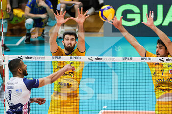 2023-03-19 - Adis Lagumdzija (Valsa Group Modena)(Gas Sales Bluenergy Piacenza) In action during the match of Gara 1 Playoff Scudetto SuperLega championship season 22/23 at Palapanini in Modena (Italy) on 19th of March 2023 - PLAY OFF - VALSA GROUP MODENA VS GAS SALES BLUENERGY PIACENZA - SUPERLEAGUE SERIE A - VOLLEYBALL