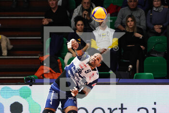 2023-03-19 - Leal Yoandy (Valsa Group Modena)(Gas Sales Bluenergy Piacenza) In action during the match of Gara 1 Playoff Scudetto SuperLega championship season 22/23 at Palapanini in Modena (Italy) on 19th of March 2023 - PLAY OFF - VALSA GROUP MODENA VS GAS SALES BLUENERGY PIACENZA - SUPERLEAGUE SERIE A - VOLLEYBALL