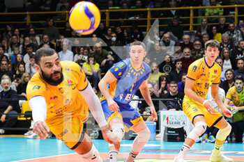 2023-03-19 - Salvatore Rossini (Valsa Group Modena)(Gas Sales Bluenergy Piacenza) In action during the match of Gara 1 Playoff Scudetto SuperLega championship season 22/23 at Palapanini in Modena (Italy) on 19th of March 2023 - PLAY OFF - VALSA GROUP MODENA VS GAS SALES BLUENERGY PIACENZA - SUPERLEAGUE SERIE A - VOLLEYBALL