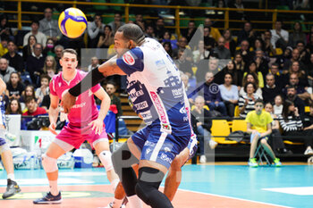 2023-03-19 - Leal (Valsa Group Modena)(Gas Sales Bluenergy Piacenza) In action during the match of Gara 1 Playoff Scudetto SuperLega championship season 22/23 at Palapanini in Modena (Italy) on 19th of March 2023 - PLAY OFF - VALSA GROUP MODENA VS GAS SALES BLUENERGY PIACENZA - SUPERLEAGUE SERIE A - VOLLEYBALL