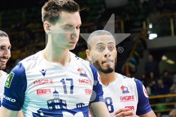 2023-03-19 - Romanò Yuri and Lucarelli (Valsa Group Modena)(Gas Sales Bluenergy Piacenza) In action during the match of Gara 1 Playoff Scudetto SuperLega championship season 22/23 at Palapanini in Modena (Italy) on 19th of March 2023 - PLAY OFF - VALSA GROUP MODENA VS GAS SALES BLUENERGY PIACENZA - SUPERLEAGUE SERIE A - VOLLEYBALL