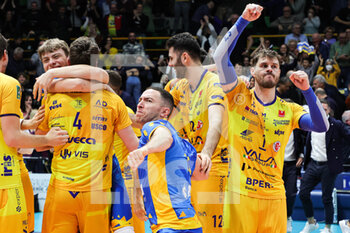 2023-03-19 - Team (Valsa Group Modena)(Gas Sales Bluenergy Piacenza) In action during the match of Gara 1 Playoff Scudetto SuperLega championship season 22/23 at Palapanini in Modena (Italy) on 19th of March 2023 - PLAY OFF - VALSA GROUP MODENA VS GAS SALES BLUENERGY PIACENZA - SUPERLEAGUE SERIE A - VOLLEYBALL