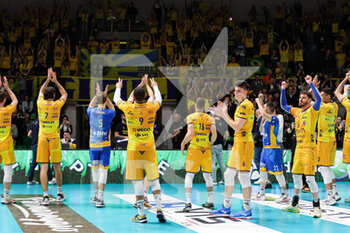 2023-03-19 - Team Modena (Valsa Group Modena)(Gas Sales Bluenergy Piacenza) In action during the match of Gara 1 Playoff Scudetto SuperLega championship season 22/23 at Palapanini in Modena (Italy) on 19th of March 2023 - PLAY OFF - VALSA GROUP MODENA VS GAS SALES BLUENERGY PIACENZA - SUPERLEAGUE SERIE A - VOLLEYBALL