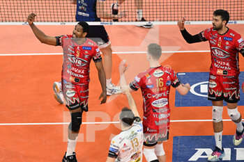 2023-03-22 - Sir Safety Volley Perugia players celebrates after scoring a point during the Volleyball Italian Serie A Men Superleague Championship Play Off - Allianz Power Volley Milano vs Sir Safety Volley Perugia, on March 22th, 2023, at Allianz Cloud, Milan, Italy Credit: Tiziano Ballabio - PLAY OFF - ALLIANZ MILANO VS SIR SAFETY SUSA PERUGIA - SUPERLEAGUE SERIE A - VOLLEYBALL