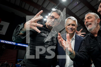 2023-03-26 - anastasi andrea (coach sir safety susa perugia) gino sirci ( president sir safety susa perugia) celebrates the victory of race 3 - PLAY OFF - SIR SAFETY SUSA PERUGIA VS ALLIANZ MILANO - SUPERLEAGUE SERIE A - VOLLEYBALL