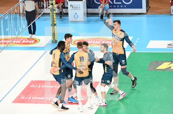 2023-03-26 - The players of WithU Verona cheer after scoring a point - PLAY OFF - CUCINE LUBE CIVITANOVA VS WITHU VERONA - SUPERLEAGUE SERIE A - VOLLEYBALL