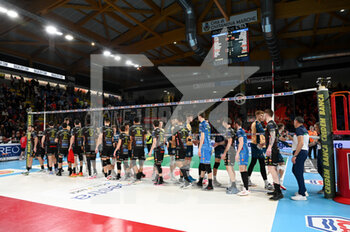2023-03-26 - Players greet each other at the end of the game - PLAY OFF - CUCINE LUBE CIVITANOVA VS WITHU VERONA - SUPERLEAGUE SERIE A - VOLLEYBALL
