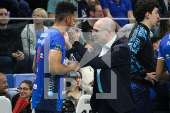 2023-04-02 - COACH ROBERTO PIAZZA (Power Volley Milano) and MERGAREJO OSNIEL (PowerVolley Milano ) - PLAY OFF - ALLIANZ MILANO VS SIR SAFETY SUSA PERUGIA - SUPERLEAGUE SERIE A - VOLLEYBALL