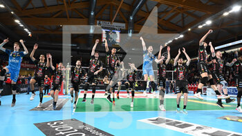2023-04-13 - The players of Cucine Lube Civitanova greet the fans at the end of the match - PLAY OFF SEMIFINALS - CUCINE LUBE CIVITANOVA VS ALLIANZ MILANO - SUPERLEAGUE SERIE A - VOLLEYBALL