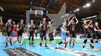 2023-04-13 - The players of Cucine Lube Civitanova greet the fans at the end of the match - PLAY OFF SEMIFINALS - CUCINE LUBE CIVITANOVA VS ALLIANZ MILANO - SUPERLEAGUE SERIE A - VOLLEYBALL