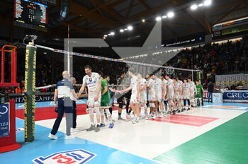 2023-04-19 - The players of Allianz Milano and Cucine Lube Civitanova greet each other at the end of the game - PLAY OFF SEMIFINALS - CUCINE LUBE CIVITANOVA VS ALLIANZ MILANO - SUPERLEAGUE SERIE A - VOLLEYBALL