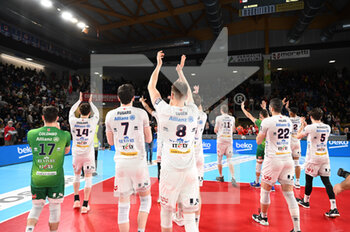 2023-04-19 - The players of Allianz Milano greet the fans at the end of the match - PLAY OFF SEMIFINALS - CUCINE LUBE CIVITANOVA VS ALLIANZ MILANO - SUPERLEAGUE SERIE A - VOLLEYBALL