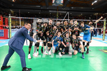 2023-04-25 - Group photo of the players of the Cucine Lube Civitanova and Gianlorenzo Blengini (Coach of Cucine Lube Civitanova) after the match - PLAY OFF SEMIFINALS - CUCINE LUBE CIVITANOVA VS ALLIANZ MILANO - SUPERLEAGUE SERIE A - VOLLEYBALL