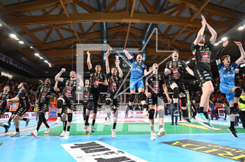 2023-04-25 - The players of Cucine Lube Civitanova cheer at the and of the match - PLAY OFF SEMIFINALS - CUCINE LUBE CIVITANOVA VS ALLIANZ MILANO - SUPERLEAGUE SERIE A - VOLLEYBALL