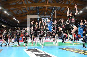 2023-04-25 - The players of Cucine Lube Civitanova cheer at the and of the match - PLAY OFF SEMIFINALS - CUCINE LUBE CIVITANOVA VS ALLIANZ MILANO - SUPERLEAGUE SERIE A - VOLLEYBALL