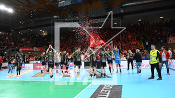 2023-05-04 - The players of Cucine Lube Civitanova greet the fans at the end of the match - PLAY OFF - FINAL - CUCINE LUBE CIVITANOVA VS ITAS TRENTINO - SUPERLEAGUE SERIE A - VOLLEYBALL