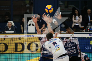 2023-05-03 - MONSTER BLOCK YOANDY LEAL AND EDOARDO CANESCHI (GAS SALES BLUENERGY PIACENZA) - 3RD PLACE FINAL - ALLIANZ MILANO VS GAS SALES BLUENERGY PIACENZA - SUPERLEAGUE SERIE A - VOLLEYBALL