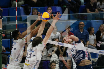 2023-05-03 - MONSTER BLOCK MATTEO PIANO AND OSNIEL MERGAREJO (POWER VOLLEY MILANO) - 3RD PLACE FINAL - ALLIANZ MILANO VS GAS SALES BLUENERGY PIACENZA - SUPERLEAGUE SERIE A - VOLLEYBALL