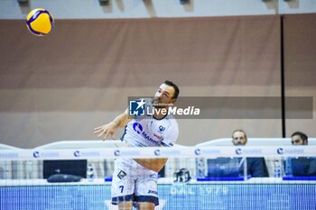 2023-10-22 - Jordi Ramon Ferragut serve (Cisterna Volley) - CISTERNA VOLLEY VS ITAS TRENTINO - SUPERLEAGUE SERIE A - VOLLEYBALL
