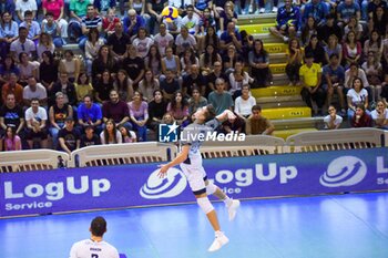 2023-10-22 - Theo Alexandre Faure serve (Cisterna Volley) - CISTERNA VOLLEY VS ITAS TRENTINO - SUPERLEAGUE SERIE A - VOLLEYBALL