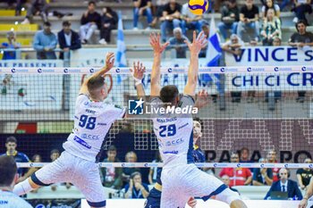 2023-10-22 - Peric, Nedeljkovic block (Cisterna Volley) , Daniele Lavia attack (ITAS Trentino TN) - CISTERNA VOLLEY VS ITAS TRENTINO - SUPERLEAGUE SERIE A - VOLLEYBALL