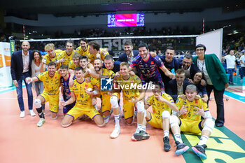 2023-10-22 - The Valsa Group Modena Volley team celebrates the victory - VALSA GROUP MODENA VS ALLIANZ MILANO - SUPERLEAGUE SERIE A - VOLLEYBALL