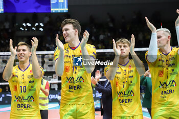 2023-10-22 - The Valsa Group Modena Volley team celebrates the victory - VALSA GROUP MODENA VS ALLIANZ MILANO - SUPERLEAGUE SERIE A - VOLLEYBALL