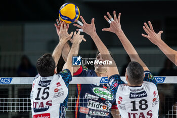 2023-10-28 - Spike of Kyle Russell - Gioiella Prisma Taranto - ITAS TRENTINO VS GIOIELLA PRISMA TARANTO - SUPERLEAGUE SERIE A - VOLLEYBALL