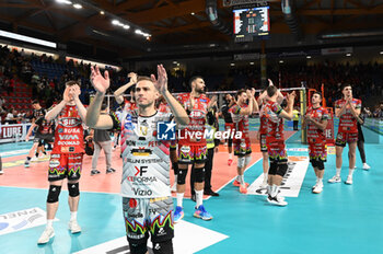 2023-11-05 - Sir Susa Vim Perugia's team greet the fans at the end of the match - CUCINE LUBE CIVITANOVA VS SIR SAFETY SUSA VIM PERUGIA - SUPERLEAGUE SERIE A - VOLLEYBALL