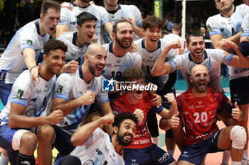 2023-11-05 - Vero Volley Monza celebrate the victory - VALSA GROUP MODENA VS VERO VOLLEY MONZA - SUPERLEAGUE SERIE A - VOLLEYBALL