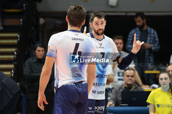 2023-11-05 - Stephen Timothy Maar (Vero Volley Monza) discusses the unassigned point - VALSA GROUP MODENA VS VERO VOLLEY MONZA - SUPERLEAGUE SERIE A - VOLLEYBALL