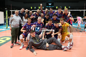 2023-11-15 - Valsa Group Modena Volley celebrate the victory - VALSA GROUP MODENA VS PALLAVOLO PADOVA - SUPERLEAGUE SERIE A - VOLLEYBALL