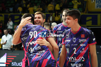 2023-11-15 - Roberto Pinali (Modena Volley) and Tommaso Rinaldi (Modena Volley) celebrate the victory - VALSA GROUP MODENA VS PALLAVOLO PADOVA - SUPERLEAGUE SERIE A - VOLLEYBALL