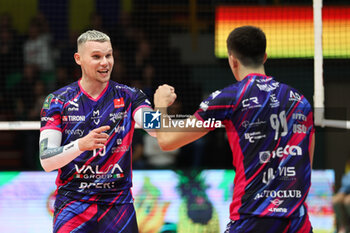 2023-11-15 - Vlad Davyskiba (Modena Volley) and Tommaso Rinaldi (Modena Volley) celebrates the point - VALSA GROUP MODENA VS PALLAVOLO PADOVA - SUPERLEAGUE SERIE A - VOLLEYBALL