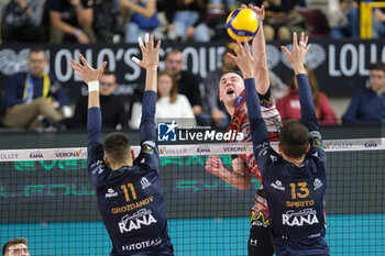 2023-11-26 - Oleh Plotnytskyi of Sir Susa Vim Perugia in action during the match between Rana Verona and Sir Susa Vim Perugia, regular season of Superlega Italian Volleball Championship 2023/2024 at Pala AGSM-AIM on November 26, 2023, Verona, Italy. - RANA VERONA VS SIR SAFETY SUSA VIM PERUGIA - SUPERLEAGUE SERIE A - VOLLEYBALL