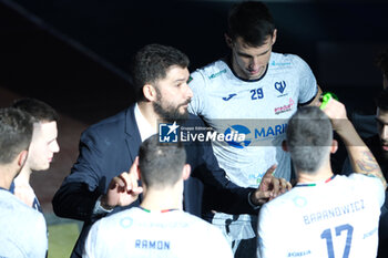 2023-12-17 - Guillermo Falasca head coach of Cisterna Volley during an time-out of the match between Rana Verona and Cisterna Volley, regular season of the SuperLega Italian Volleyball Championship 2023/2024, at Pala AGSM-AIM in Verona, Italy on December 17, 2023. - RANA VERONA VS CISTERNA VOLLEY - SUPERLEAGUE SERIE A - VOLLEYBALL